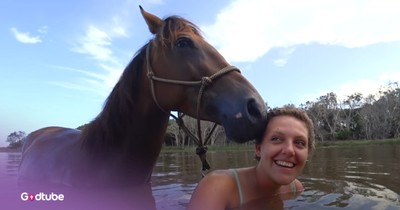 Friendly Horse Helps Woman During Cancer Battle