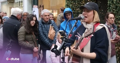 Street Performer Chilling Cover Of Elton John 'I Guess That's Why They Call It The Blues'