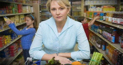 Stranger Defends Lady Using Food Stamps When Rich Couple Mocks Her