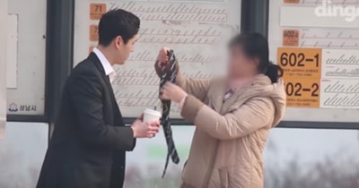 Man Asks Strangers To Tie His Tie Gets Heartwarming Responses