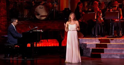 16-Year-Old Singer Wows The Crowd In Her Performance Of "Fields of Gold"