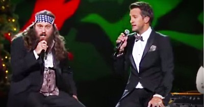 Willie Robertson and Luke Bryan Sing 'Hairy Christmas'