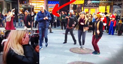 Man Surprises His Girlfriend With An Awesome Flash Mob Proposal in NYC