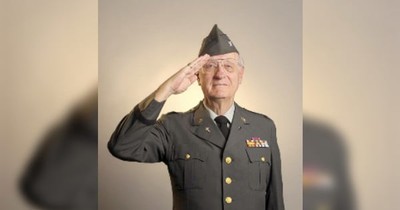 Outback Steakhouse Gave This 92-Year-Old Veteran The Best Surprise