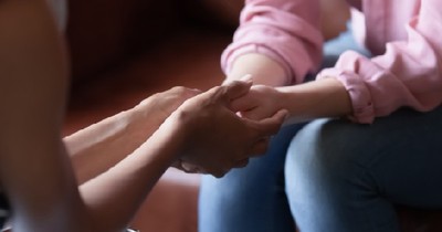 Muslim Women Help Jewish Mother In The Most Touching Way