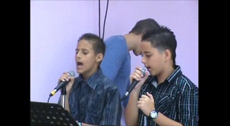 Jovenes adorando a Dios