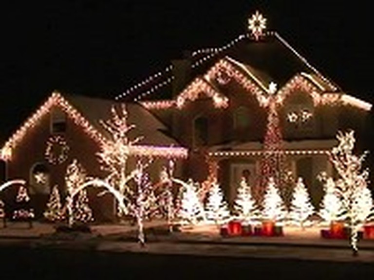 Unique Christmas Lights Show is Truly Magnificent