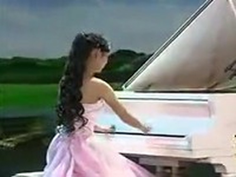 Girl With No Fingers Plays the Piano Beautifully