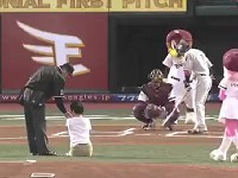 Man with No Arms Throws Out the First Pitch