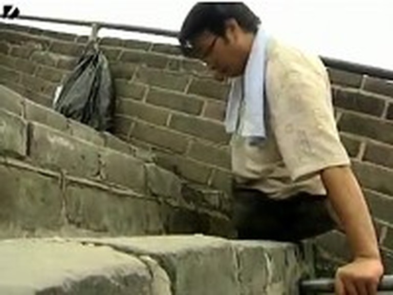 Man With No Legs Climbs the Great Wall of China
