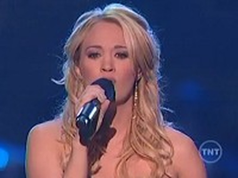 Carrie Underwood Beautifully Sings 'O Holy Night'