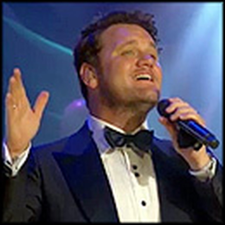 David Phelps Gives the Most Breathtaking Christmas Performance