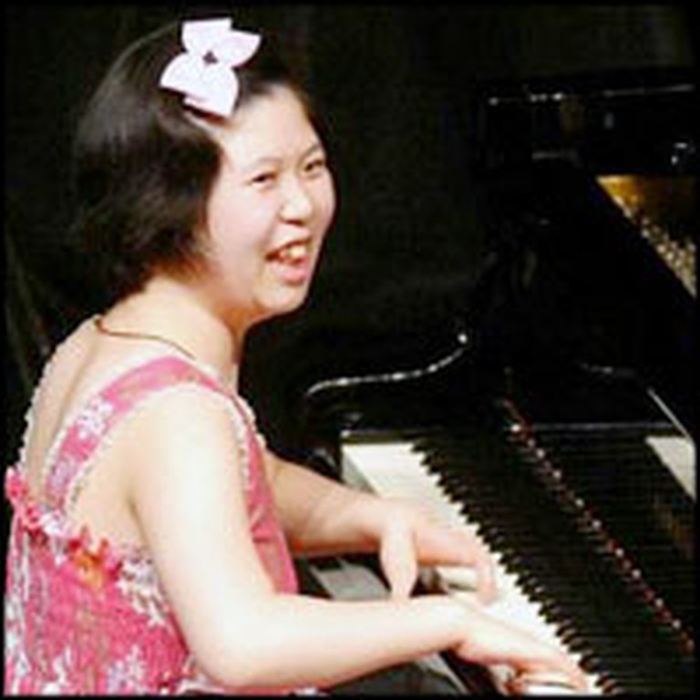 Girl with 4 Fingers Miraculously Overcomes Disability to Become Concert Pianist
