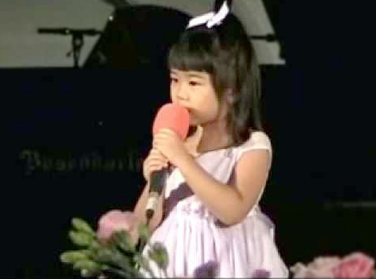Precious Girl Sings her Heart Out for the Lord - This is SO Heartwarming