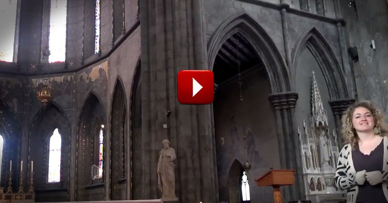 When She Walked in This Church, She Could Not Resist The Chance to Praise Her Lord - Wow. 