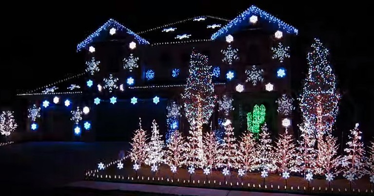 Dramatic Christmas Light Display Set To 'What Child Is This'