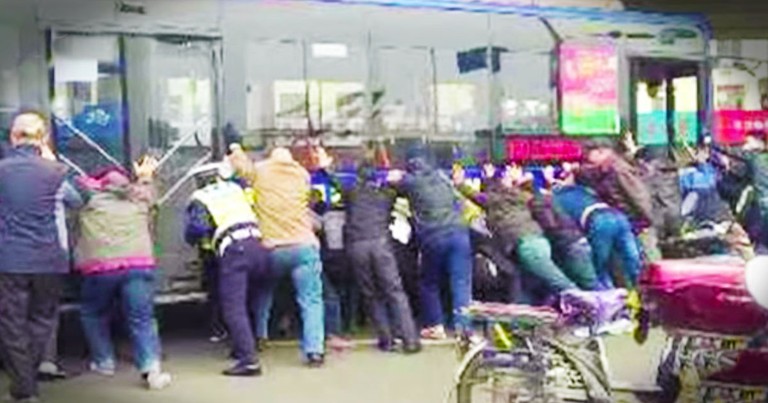 Total Strangers Did Something Amazing When A Man Was Trapped Beneath A Bus!