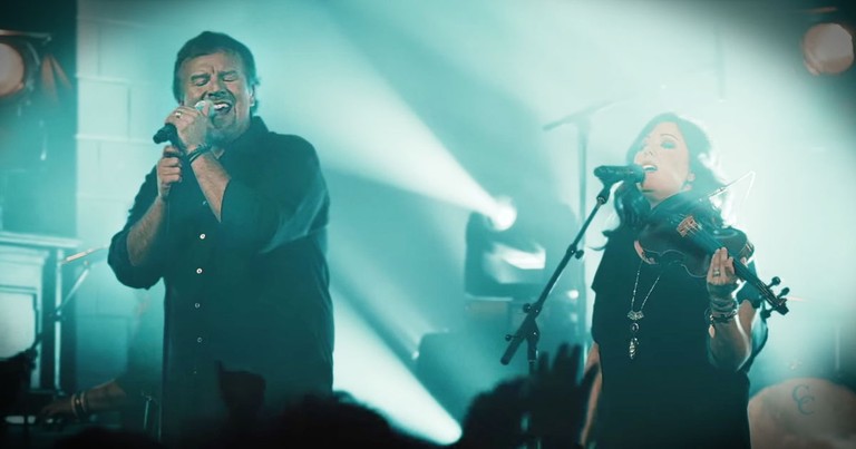 Worship Along With Casting Crowns To 'Good Good Father'