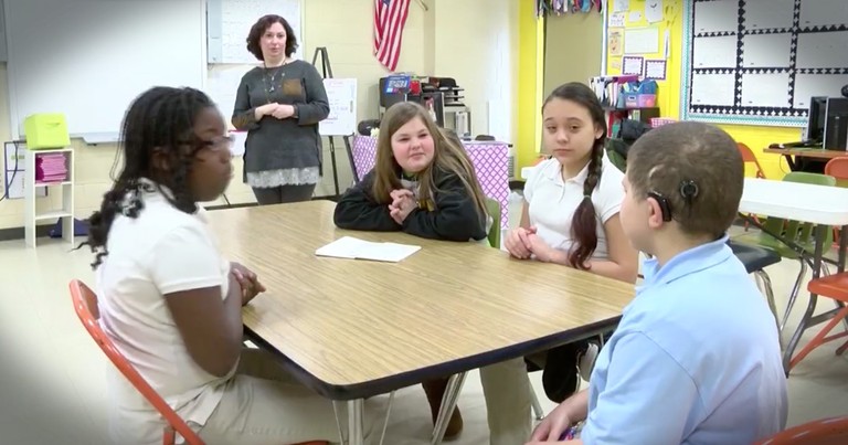 Kids Give Up Recess To Learn Sign Language For A Deaf Classmate