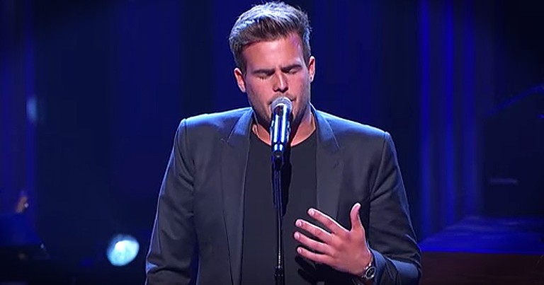 Country Singer Dedicates Emotional Performance To Late Mother
