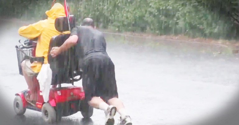 Kind Man Runs Into The Rain To Help A Stranger Whose Electric Chair Had Died
