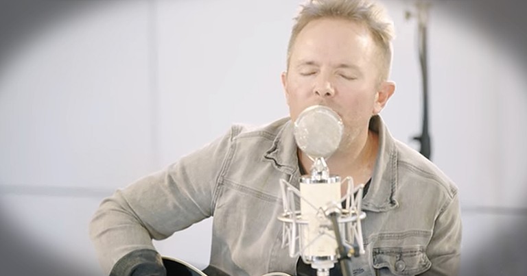 Chris Tomlin Performs 'God of Calvary' at New Song Cafe