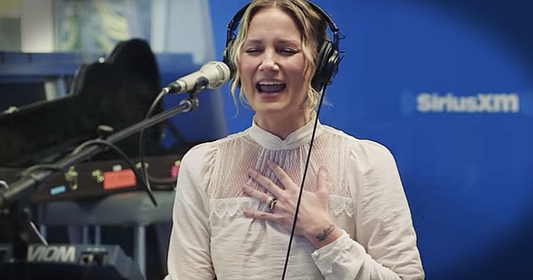 Jennifer Nettles Sings Chilling Christmas Mashup Of 'O Holy Night' And 'Hallelujah'