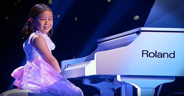 5-Year-Old Piano Prodigy Cannot Stop Smiling When She Plays