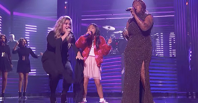 Kelly Clarkson Performs Empowering Hit Song With Competition Finalists