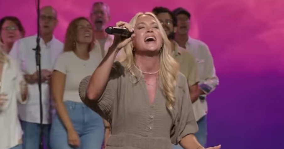 Carrie Underwood Helps With Leading Worship at Tennessee Church