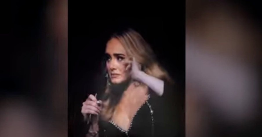 Adele Cries At Concert After Man Holds Up A Heartbreaking Photo