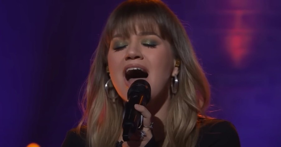 Kelly Clarkson Sings Breathtaking Cover of 'Over The Rainbow'