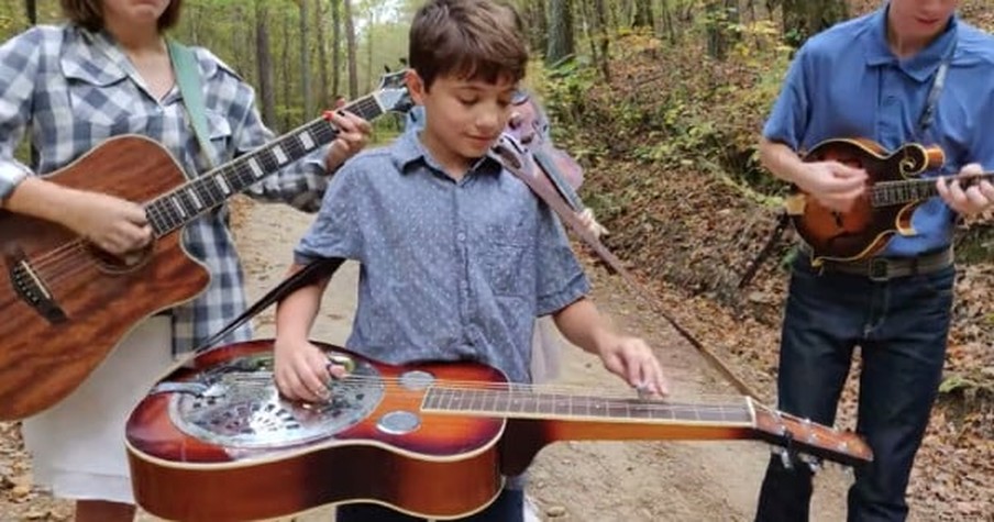 The Cotton Pickin' Kids Are A Talented Bunch And Their 'Foggy Mountain Rock' Is Too Good To Miss