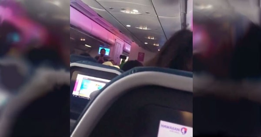 Words to 'Chain Breaker' Fill Plane As 130-Person Choir Sings During Flight to Hawaii