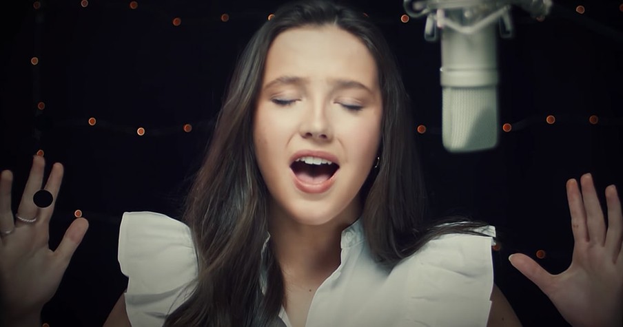 Lucy Thomas Sings 'I Will Always Love You' And The 17-Year-Old's Emotional Performance Stuns