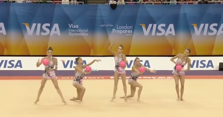 5 Gymnasts Come Out Holding 5 Balls And Stun With Their Mesmerizing Performance