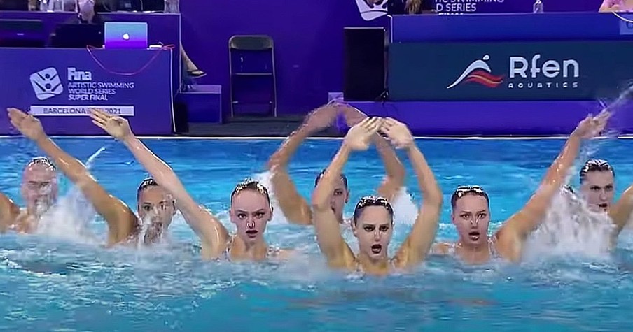 8 USA Synchronized Swimmers At Olympics Qualification Stun With Their Flawless Routine