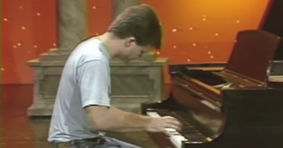 Johnny Carson Spontaneously Asks An Audience Member To Play The Piano And Is Left Stunned