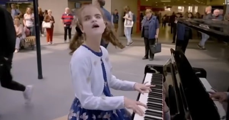 13-Year-Old Blind Girl Stuns Crowd As She Plays Chopin On The Piano At A Train Station