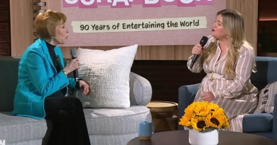 Kelly Clarkson and Carol Burnett Singing Special Duet Of 'So Long' Is So Delightful