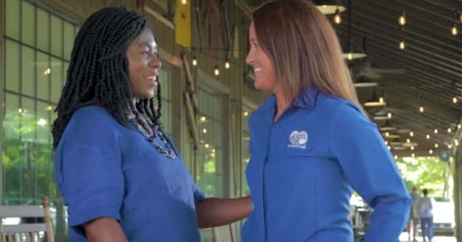 Waitress at Cracker Barrel Sees Mom Screaming and Jumps a Barbed-Wire Fence to Help