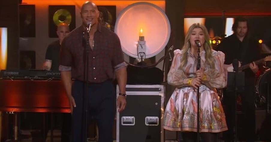 Kelly Clarkson And Dwayne Johnson Sing A Duet Of A Loretta Lynn Song And It's Spectacular