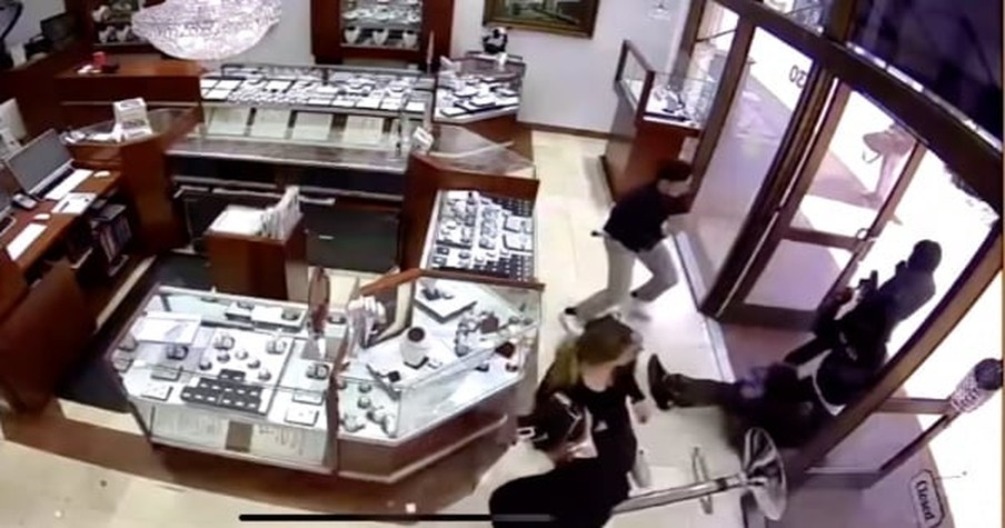 Jewelry Store Employees Fight Back As 4 Young Men Start Trouble And Cameras Caught It All