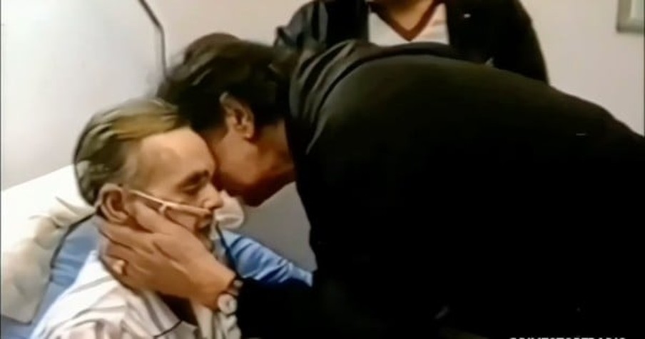 The Incredible Moment Johnny Cash Surprised A Fan Who Was Too Sick To Go To Concert