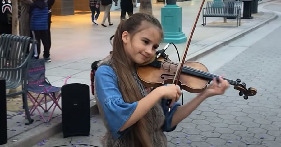 Girl's Street Performance Of 'Can't Help Falling In Love' On Violin Is Absolutely Mesmerizing