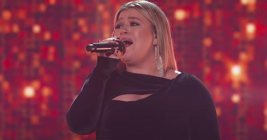 Kelly Clarkson Sings A Stunning Version Of 'I Will Always Love You' At The ACM Awards