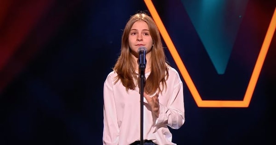 Girl Honors Her Parents With 'Like My Father' Song Lyrics In Stunning Blind Audition