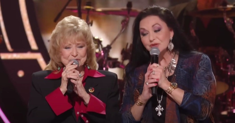 Loretta Lynn's Sisters Honor The Late Singer With Beautiful Performance Of 'Coal Miner's Daughter'