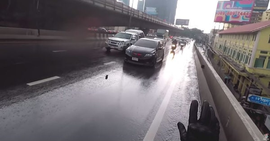 Man Rescues Kitten While Riding Motorcycle In Busy Traffic