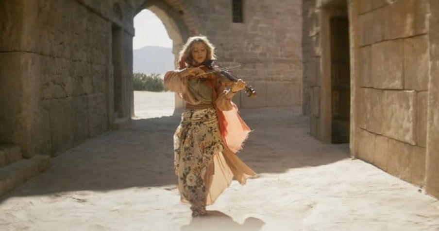 Lindsey Stirling Puts Focus on the Real Reason for the Season with Stunning 'O Holy Night'